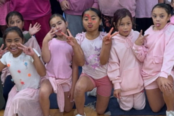 Pink shirt kids (600 x 400 px)