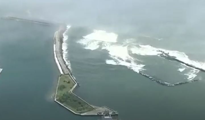 Tsunami waves in Japan